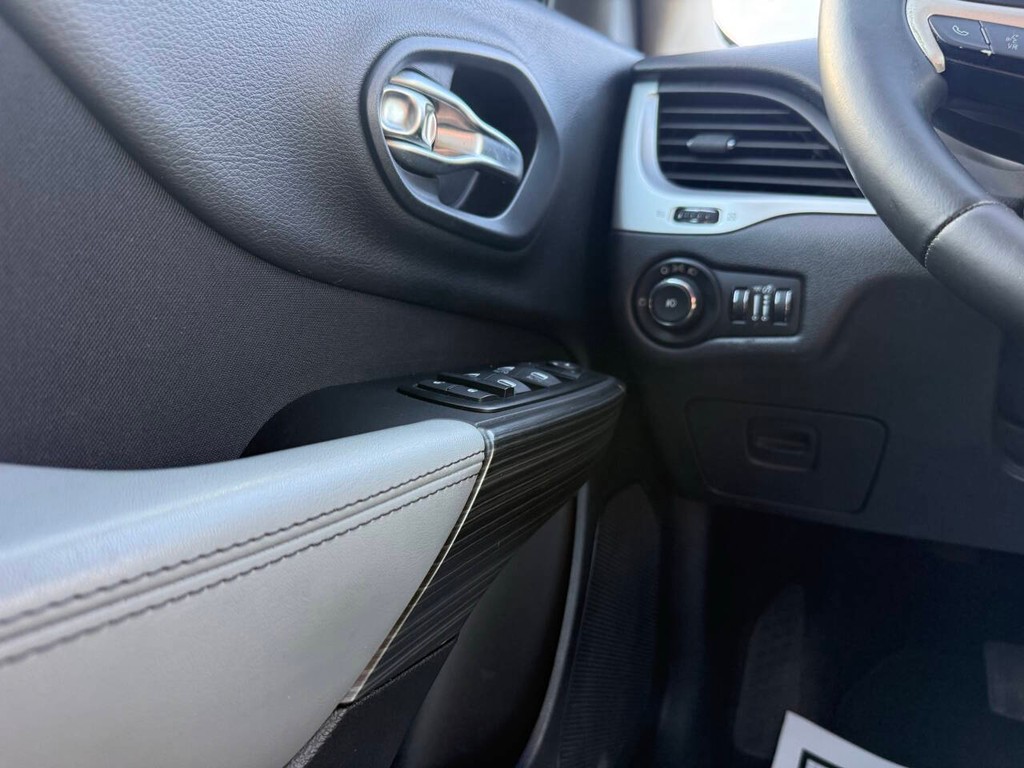 Jeep Cherokee Vehicle Full-screen Gallery Image 30