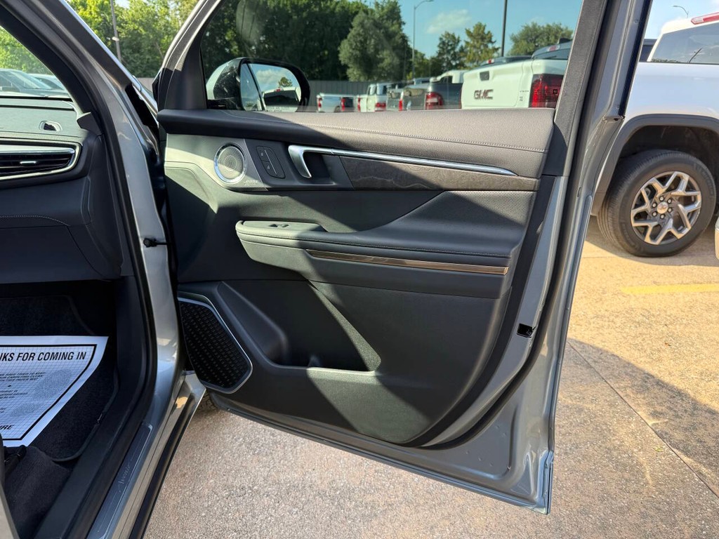 Buick Enclave Vehicle Full-screen Gallery Image 11