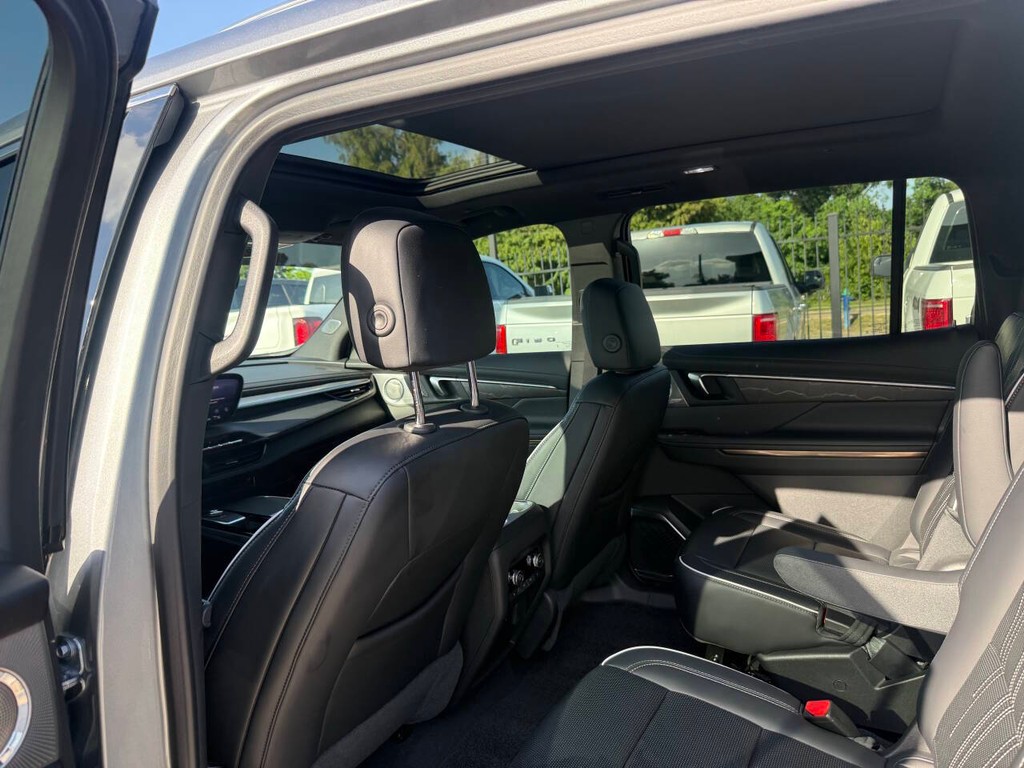 Buick Enclave Vehicle Full-screen Gallery Image 12