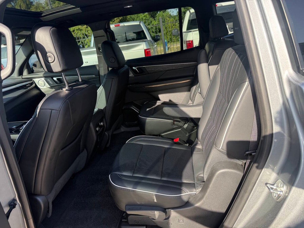 Buick Enclave Vehicle Full-screen Gallery Image 13