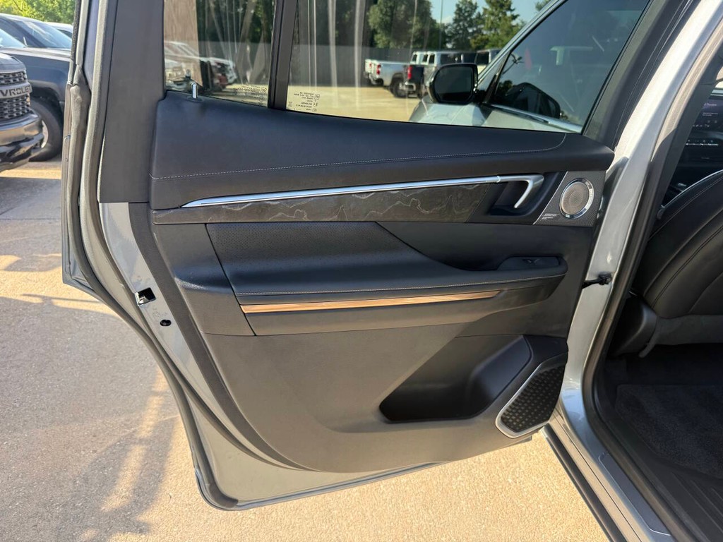 Buick Enclave Vehicle Full-screen Gallery Image 15