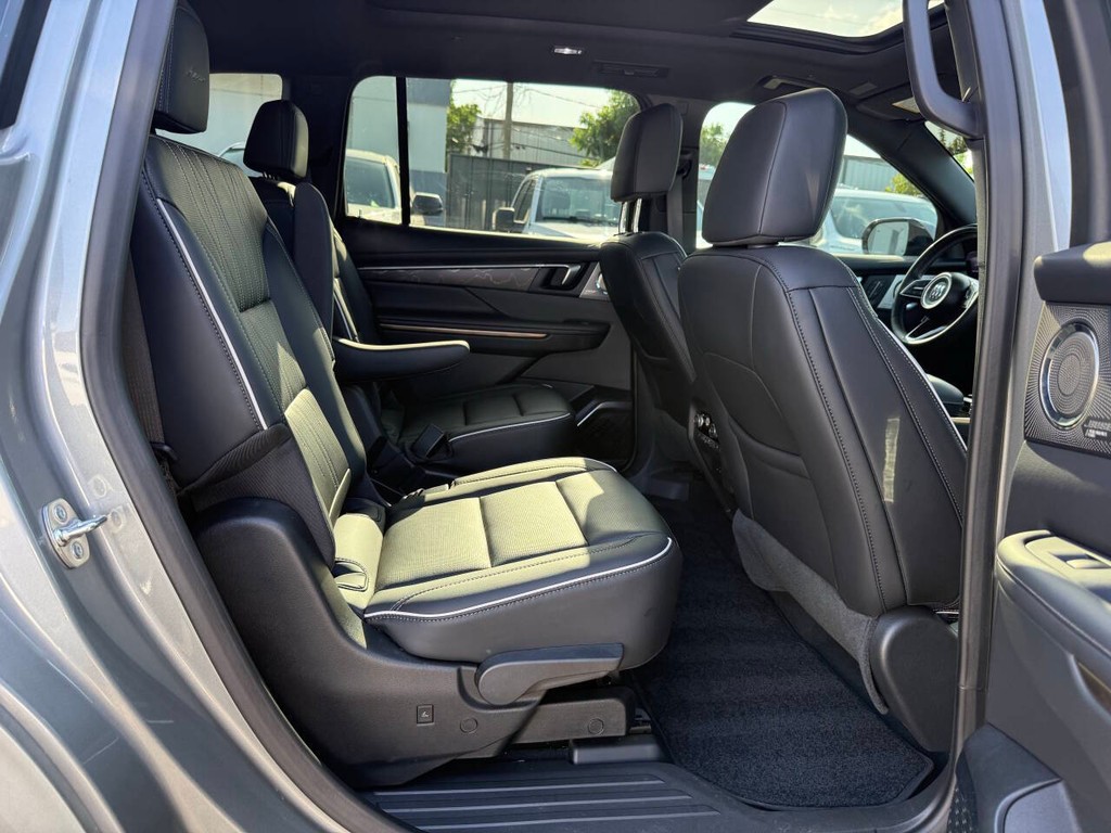Buick Enclave Vehicle Full-screen Gallery Image 16