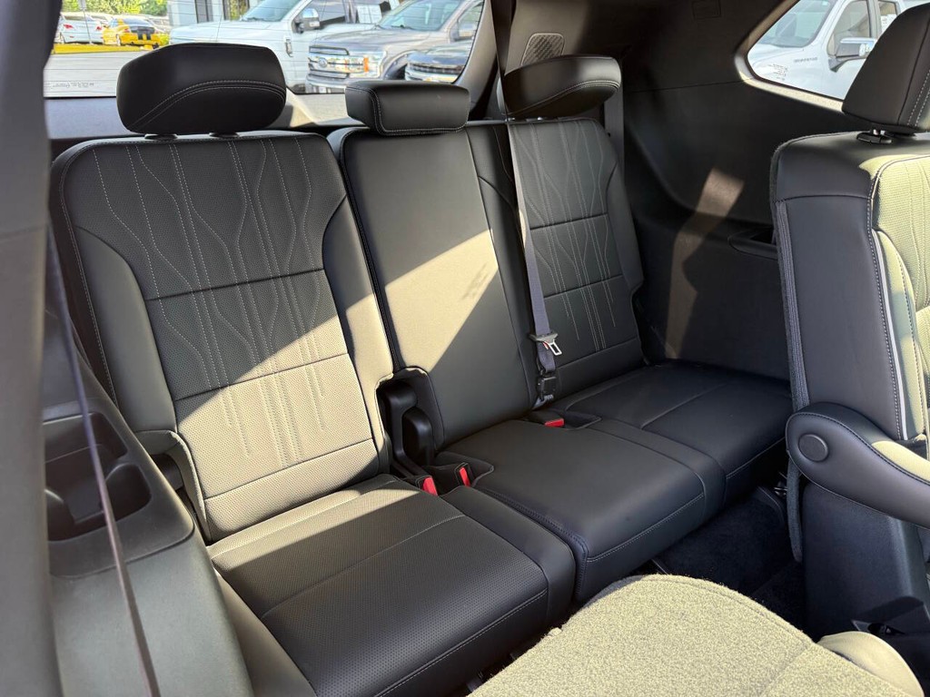 Buick Enclave Vehicle Full-screen Gallery Image 17