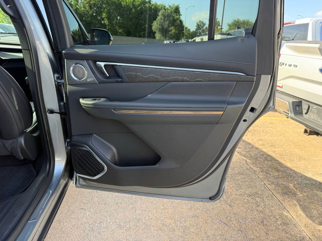 Buick Enclave Vehicle Full-screen Gallery Image 18