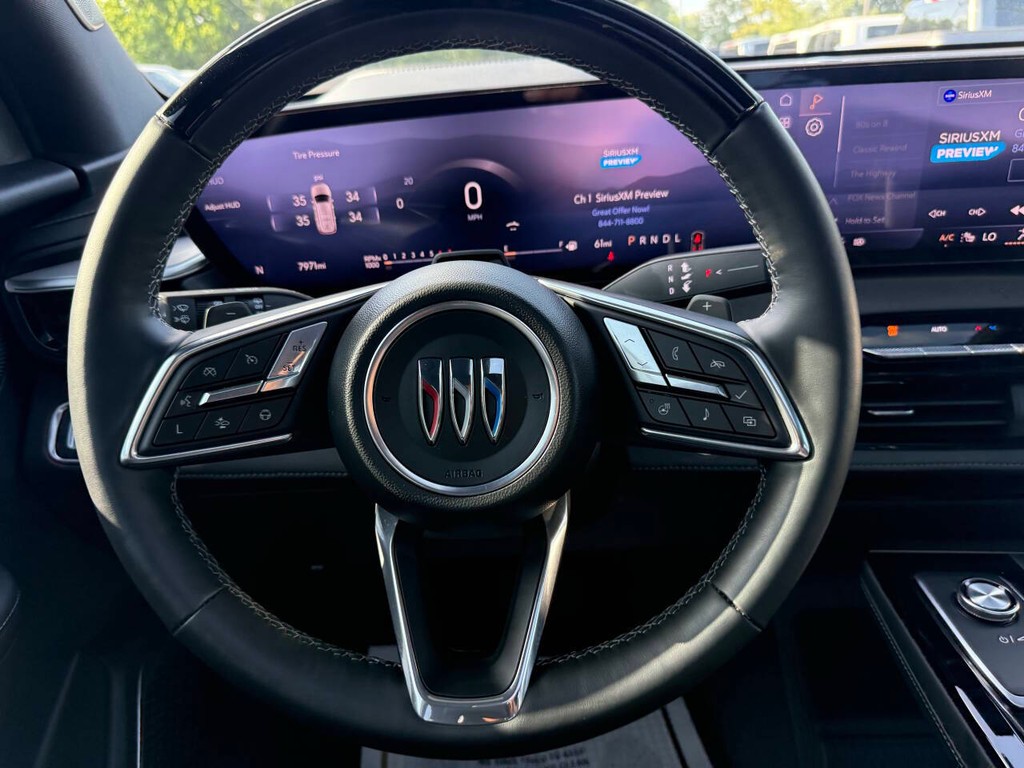 Buick Enclave Vehicle Full-screen Gallery Image 25
