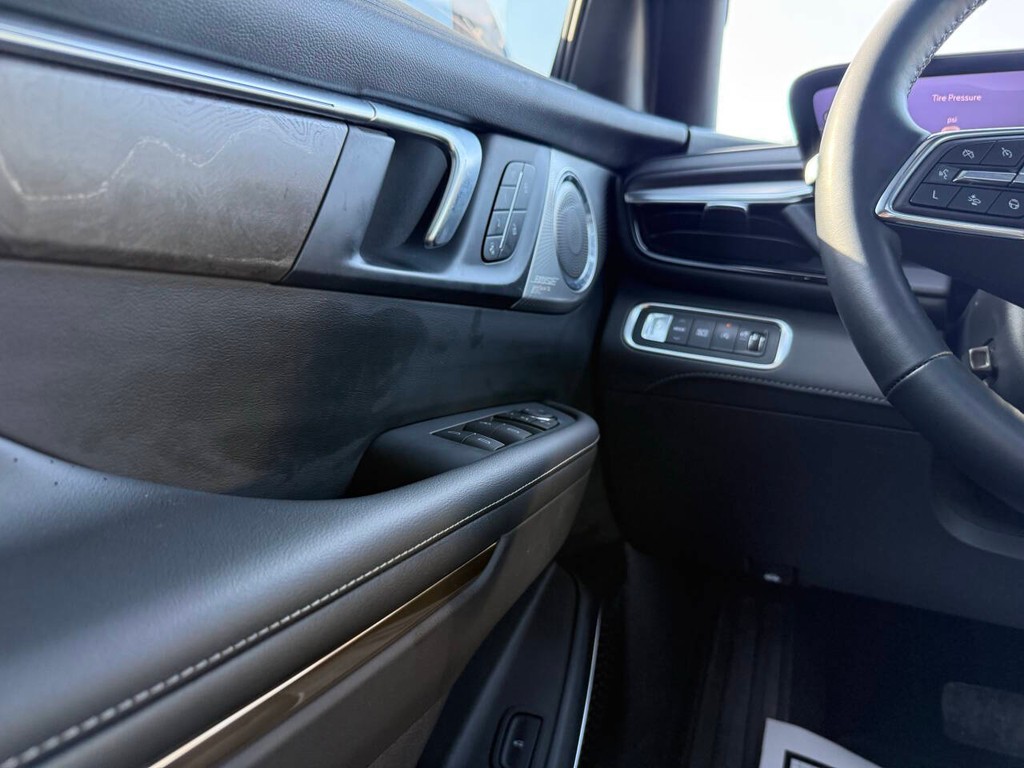 Buick Enclave Vehicle Full-screen Gallery Image 31