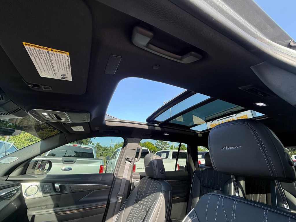 Buick Enclave Vehicle Full-screen Gallery Image 32