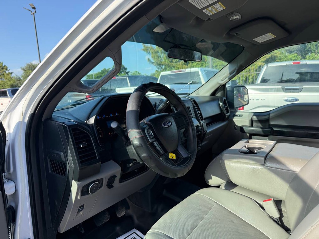 Ford F-150 Vehicle Full-screen Gallery Image 06