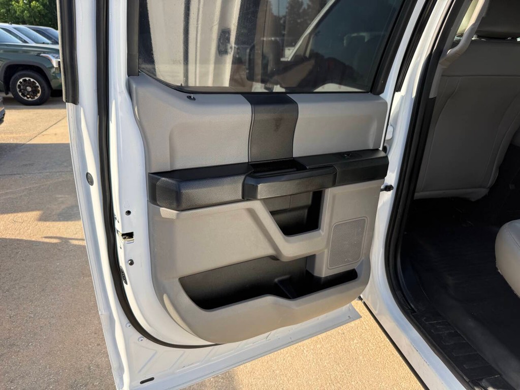 Ford F-150 Vehicle Full-screen Gallery Image 14