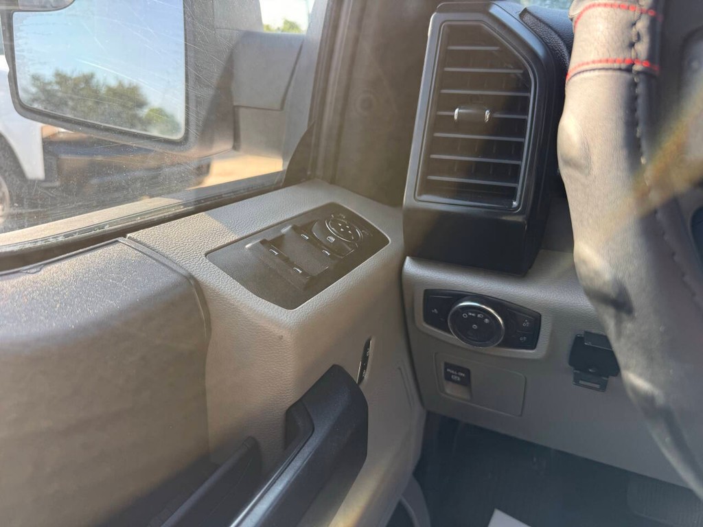 Ford F-150 Vehicle Full-screen Gallery Image 30