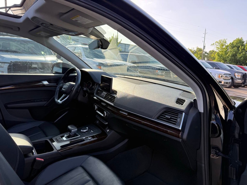 Audi Q5 Vehicle Full-screen Gallery Image 09