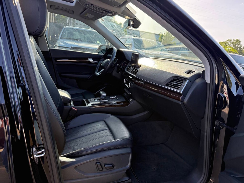 Audi Q5 Vehicle Full-screen Gallery Image 10