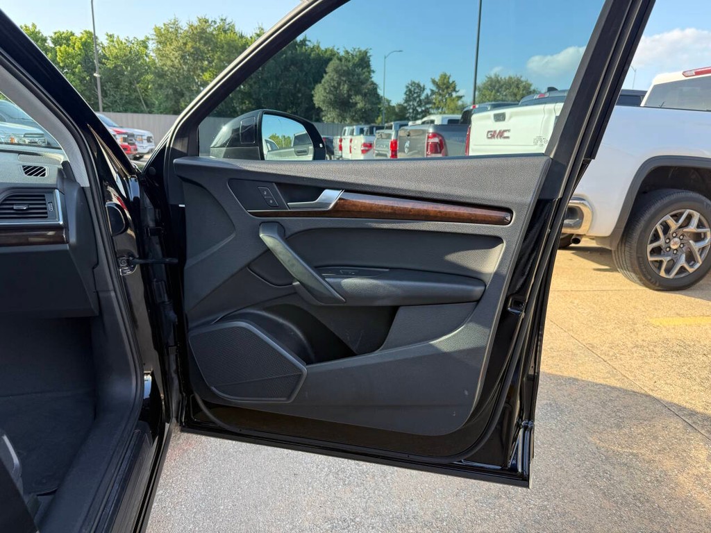 Audi Q5 Vehicle Full-screen Gallery Image 11