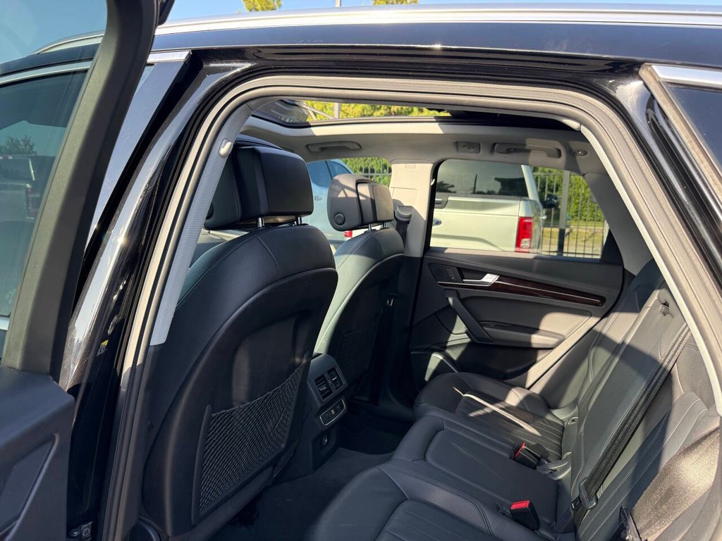 Audi Q5 Vehicle Full-screen Gallery Image 12