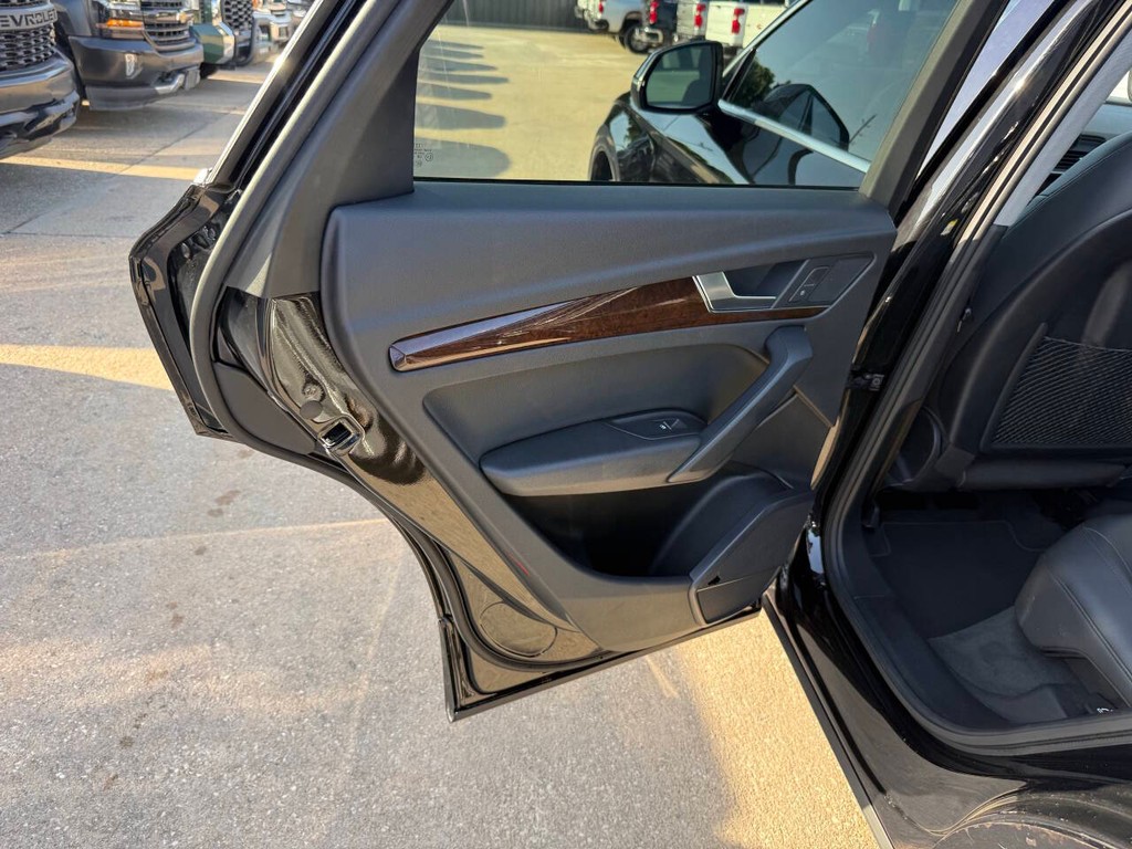 Audi Q5 Vehicle Full-screen Gallery Image 14