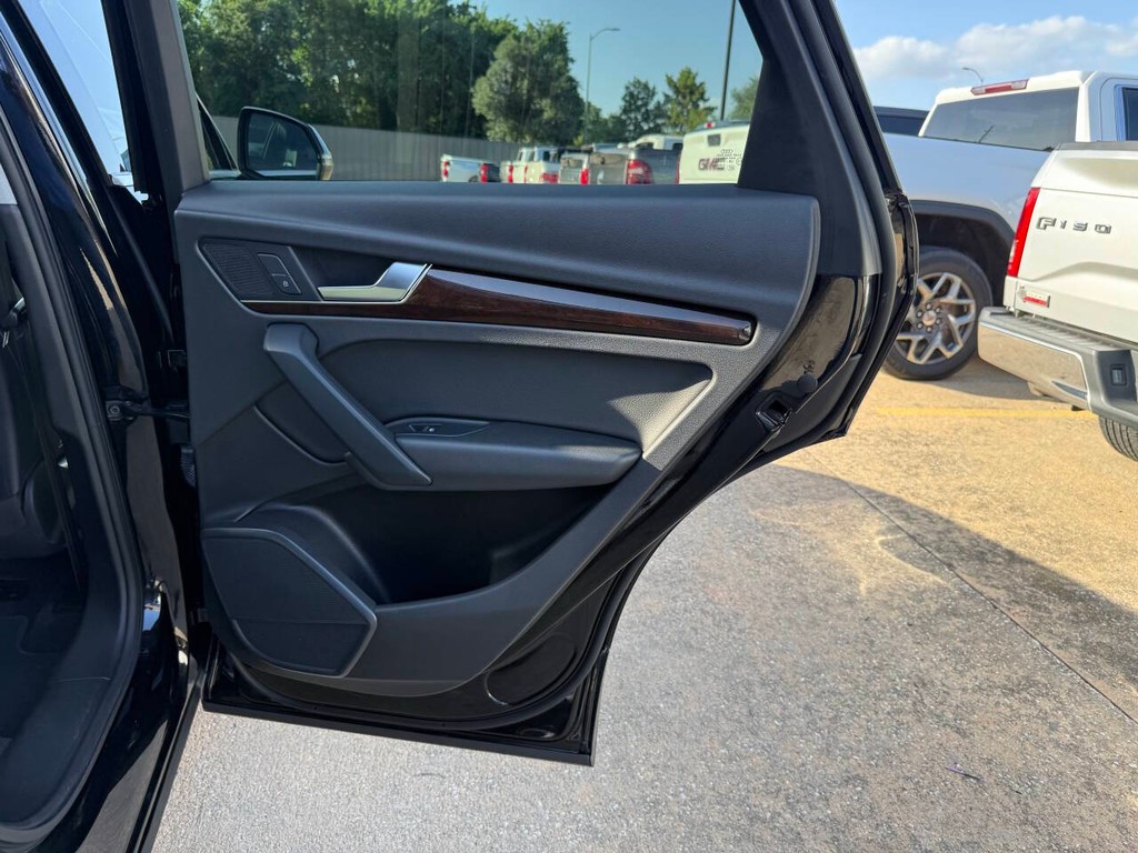 Audi Q5 Vehicle Full-screen Gallery Image 16