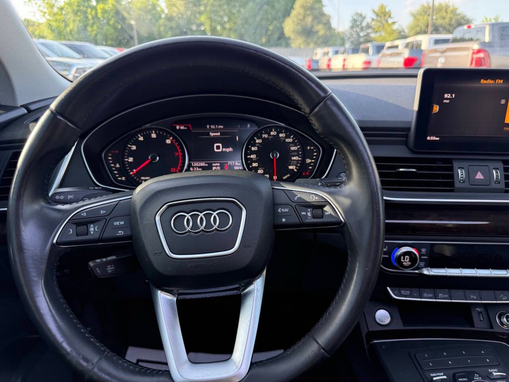 Audi Q5 Vehicle Full-screen Gallery Image 23