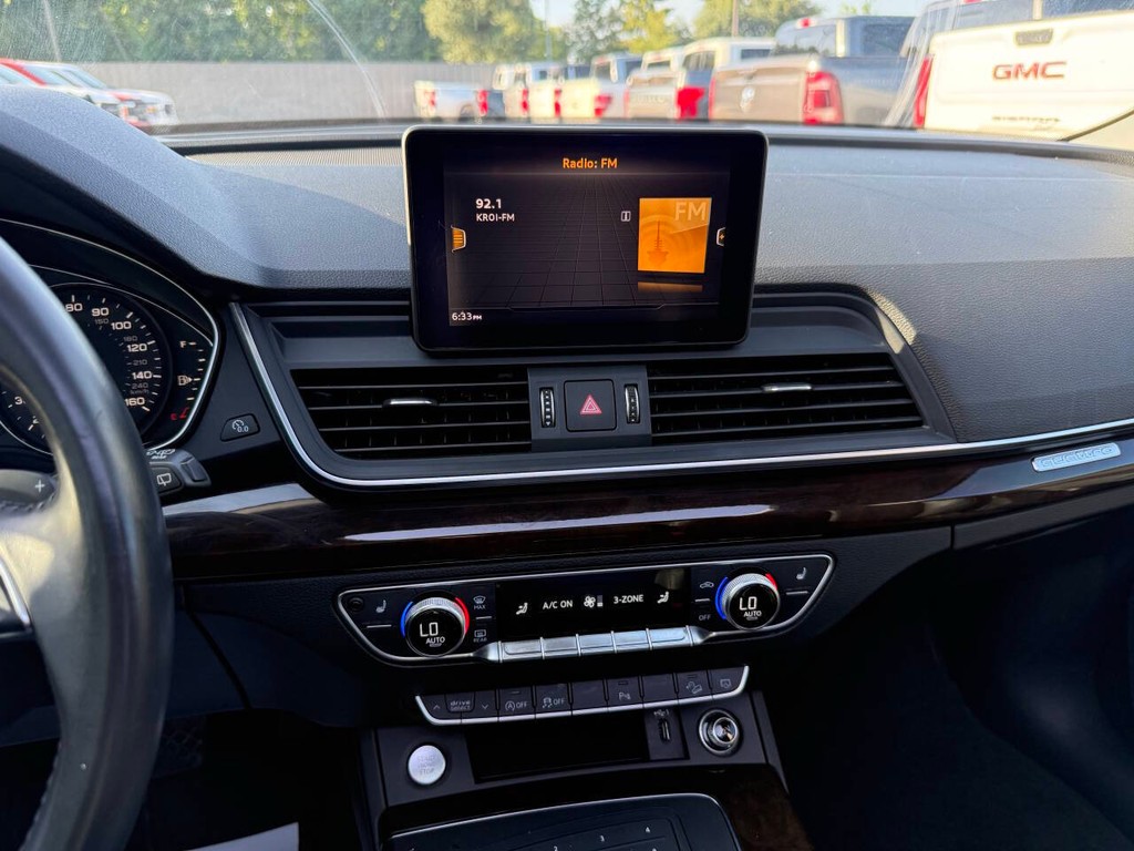 Audi Q5 Vehicle Full-screen Gallery Image 24