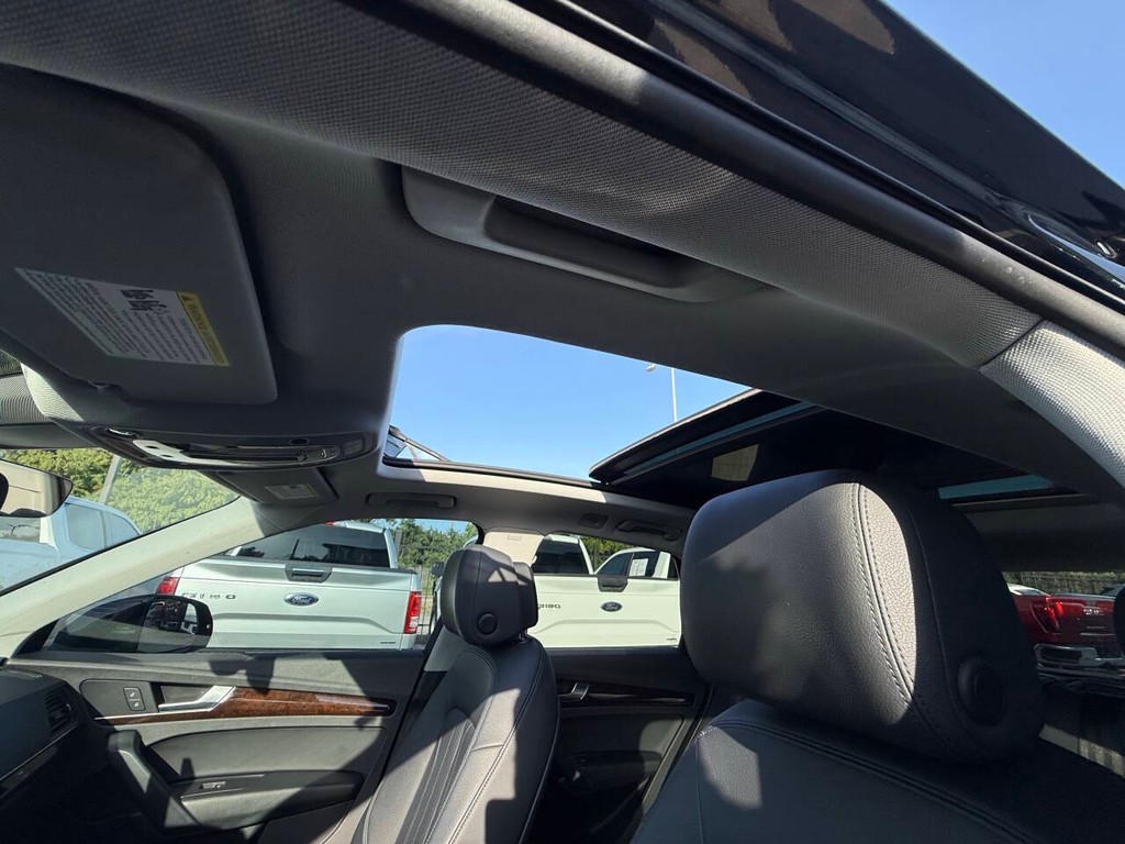 Audi Q5 Vehicle Full-screen Gallery Image 30