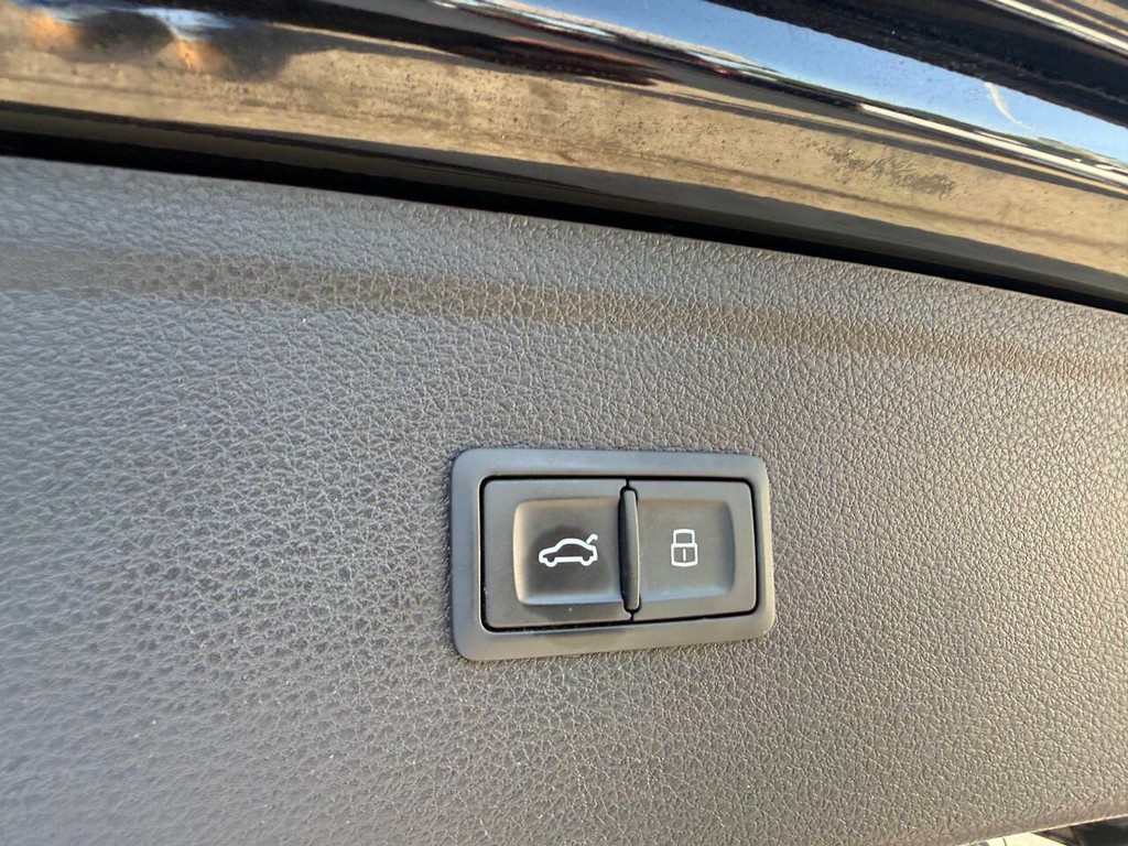 Audi Q5 Vehicle Full-screen Gallery Image 38