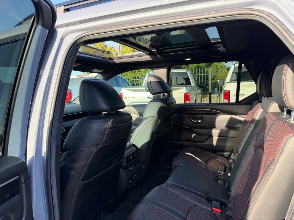 Honda Pilot Vehicle Full-screen Gallery Image 12