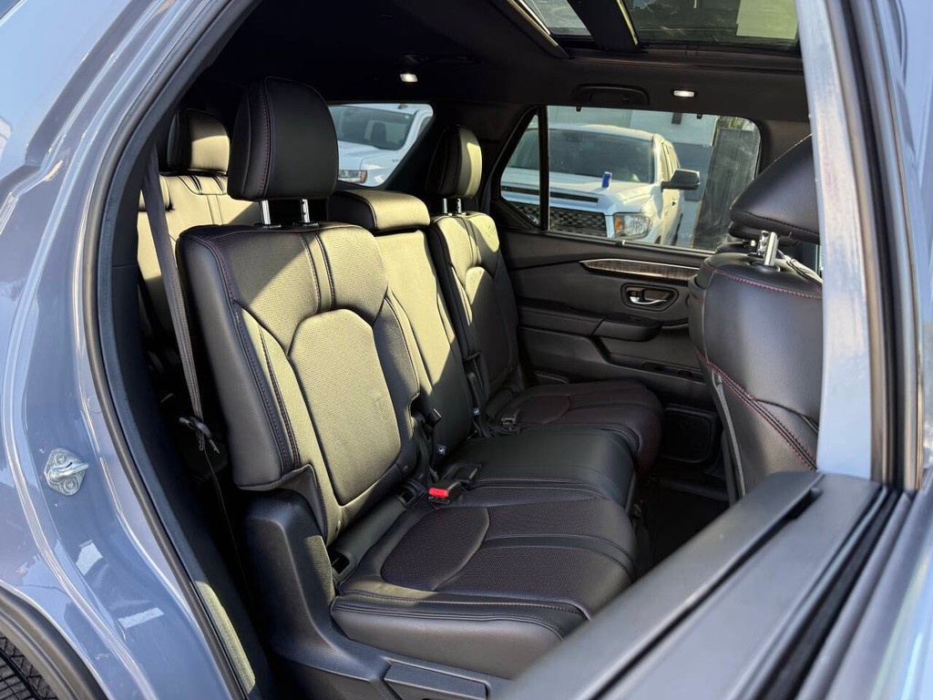 Honda Pilot Vehicle Full-screen Gallery Image 16