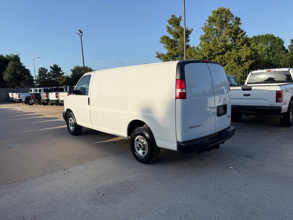 GMC Savana Cargo Van Vehicle Full-screen Gallery Image 04