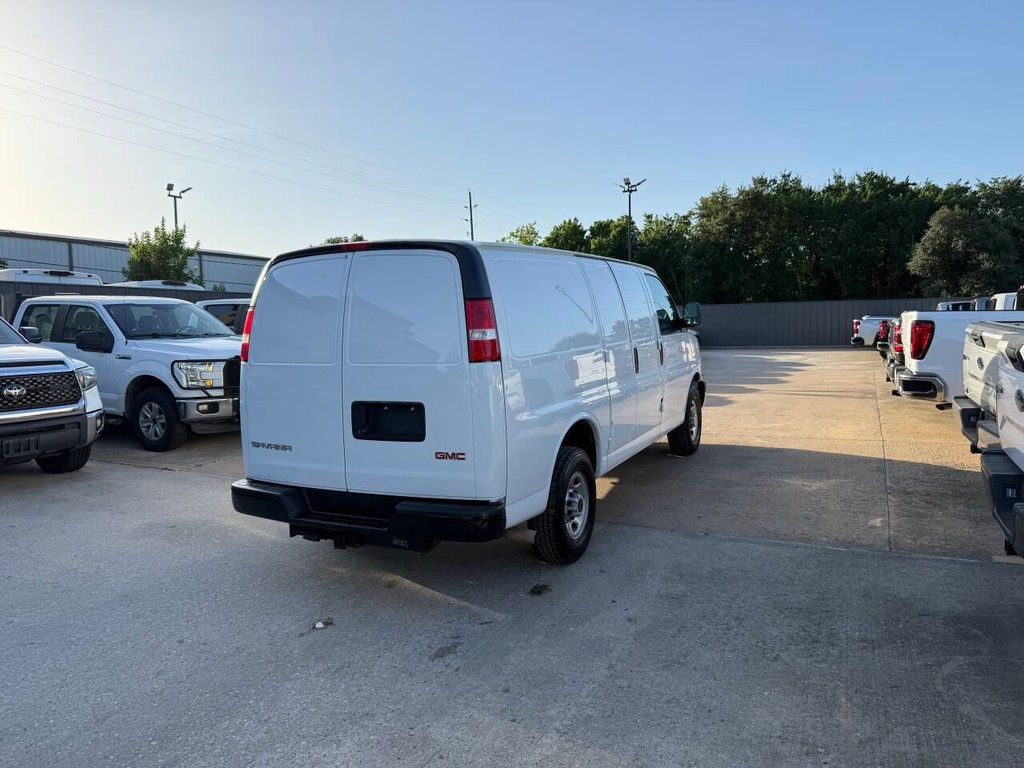 GMC Savana Cargo Van Vehicle Full-screen Gallery Image 05