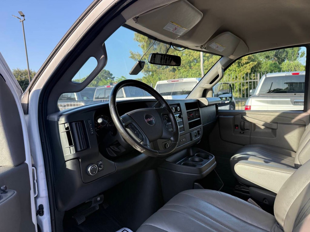 GMC Savana Cargo Van Vehicle Full-screen Gallery Image 06