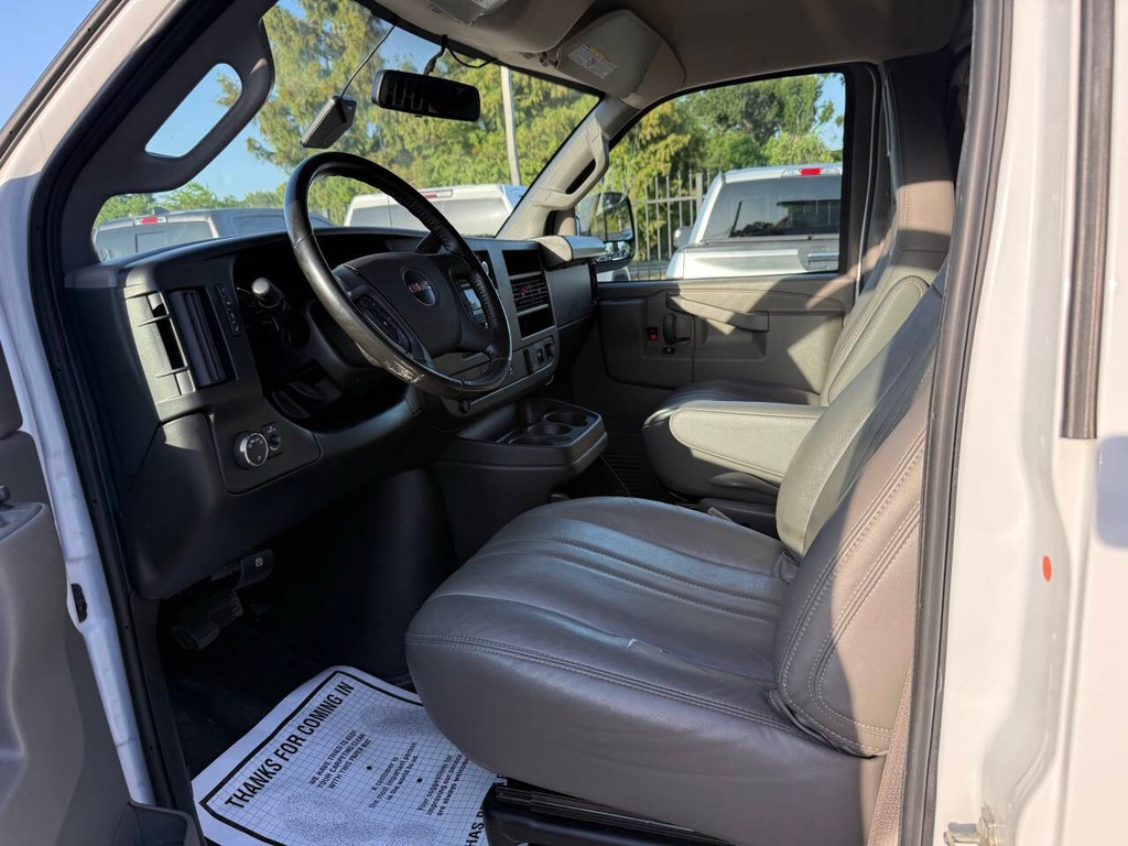GMC Savana Cargo Van Vehicle Full-screen Gallery Image 07