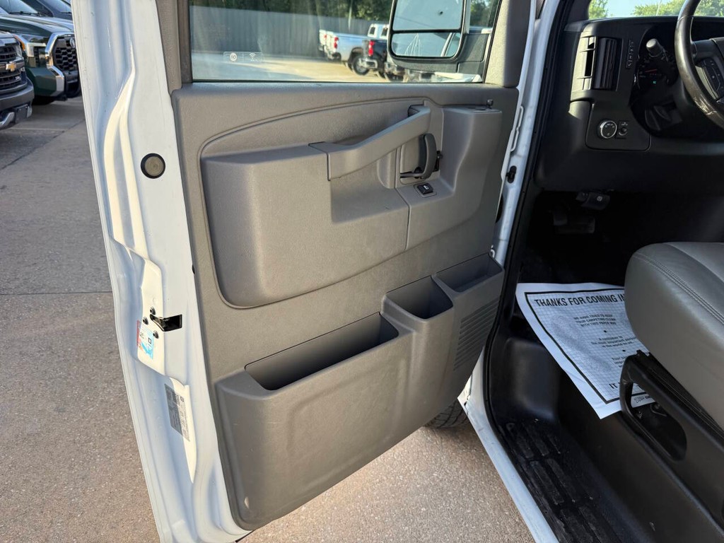 GMC Savana Cargo Van Vehicle Full-screen Gallery Image 08