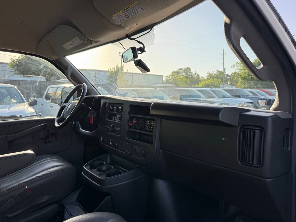 GMC Savana Cargo Van Vehicle Full-screen Gallery Image 09