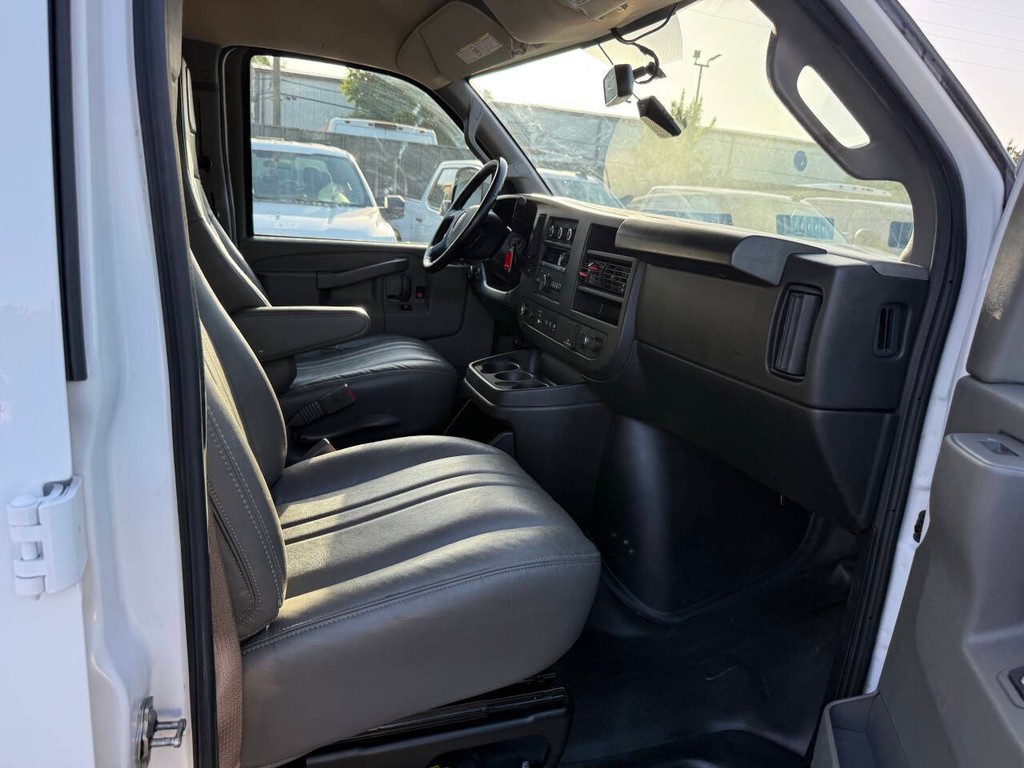 GMC Savana Cargo Van Vehicle Full-screen Gallery Image 10