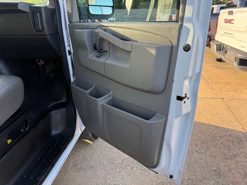 GMC Savana Cargo Van Vehicle Full-screen Gallery Image 11