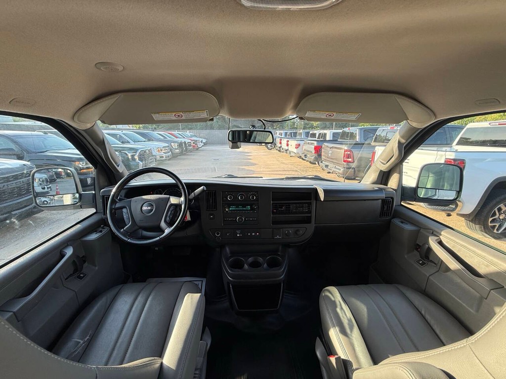GMC Savana Cargo Van Vehicle Full-screen Gallery Image 13
