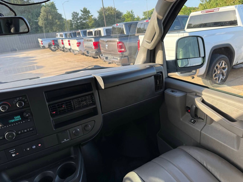 GMC Savana Cargo Van Vehicle Full-screen Gallery Image 15