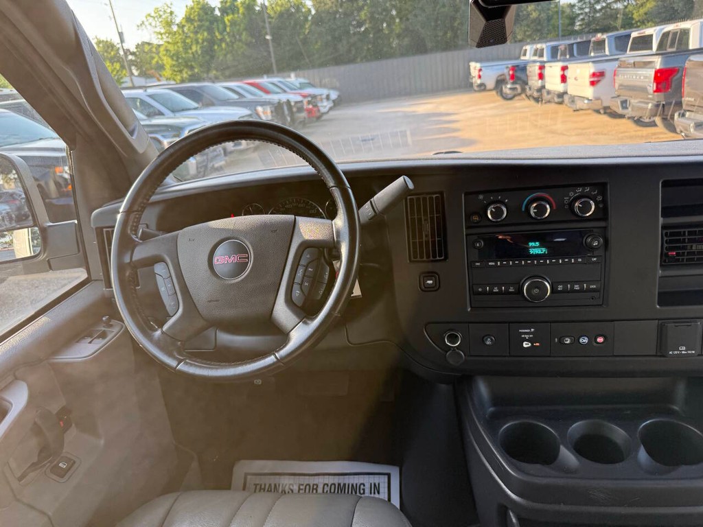 GMC Savana Cargo Van Vehicle Full-screen Gallery Image 16