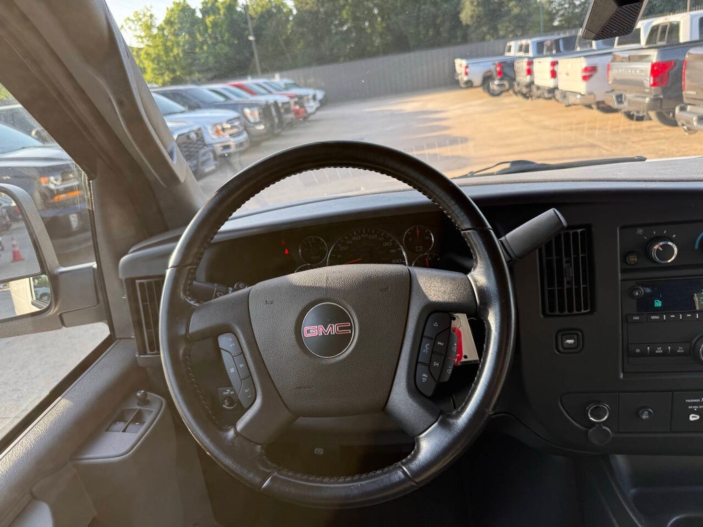 GMC Savana Cargo Van Vehicle Full-screen Gallery Image 17