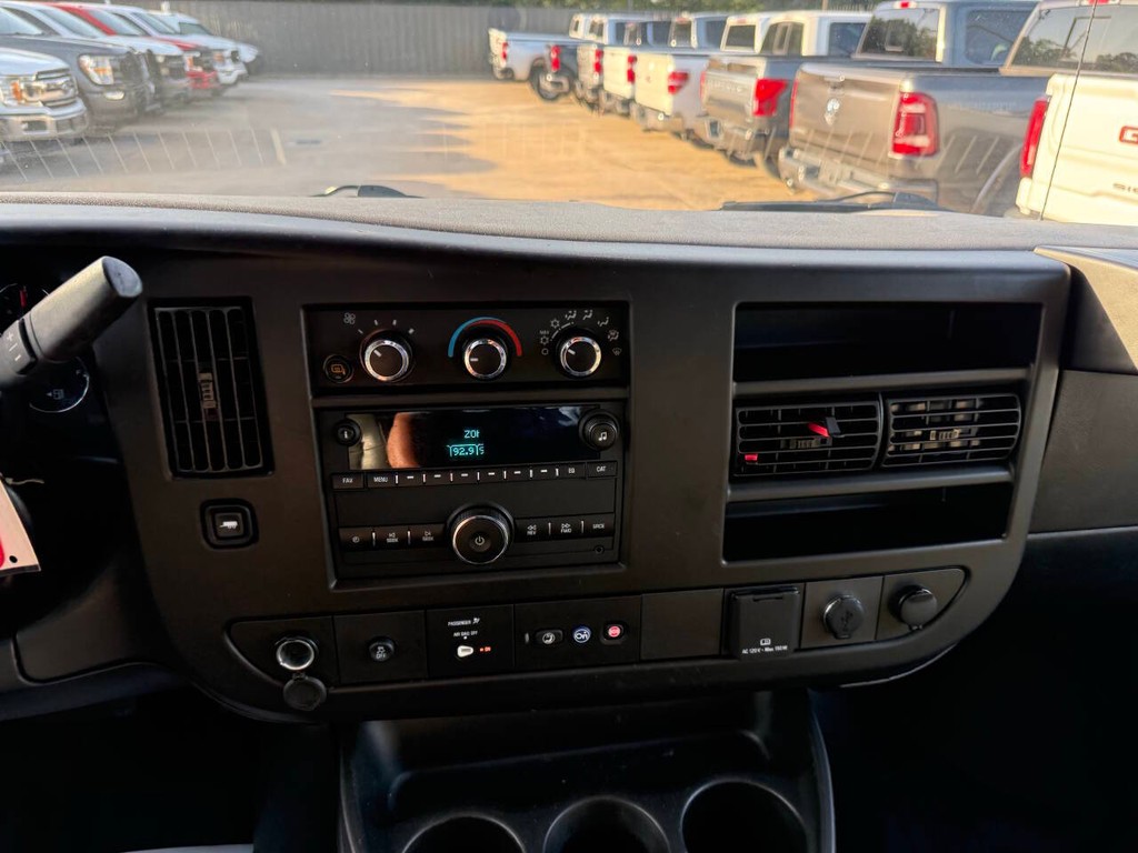 GMC Savana Cargo Van Vehicle Full-screen Gallery Image 19
