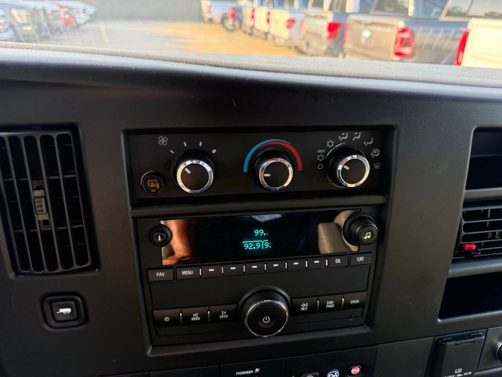GMC Savana Cargo Van Vehicle Full-screen Gallery Image 20