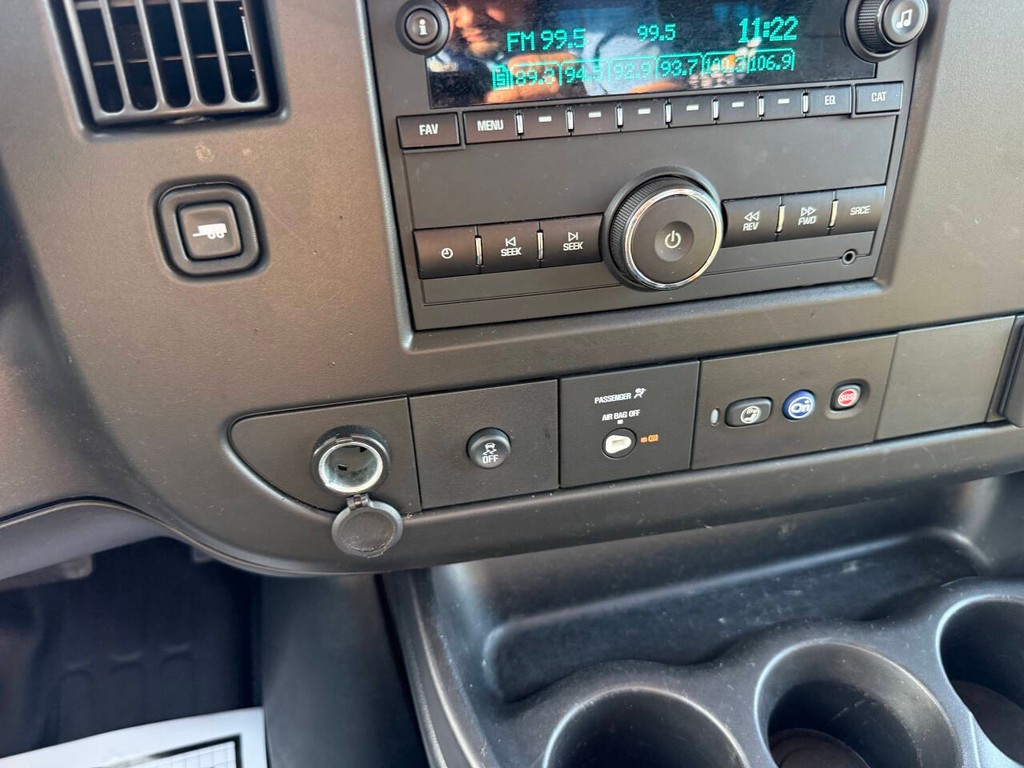 GMC Savana Cargo Van Vehicle Full-screen Gallery Image 22