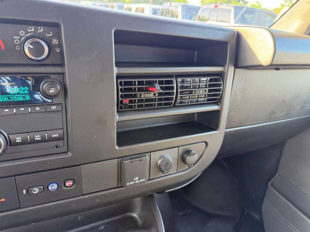 GMC Savana Cargo Van Vehicle Full-screen Gallery Image 23