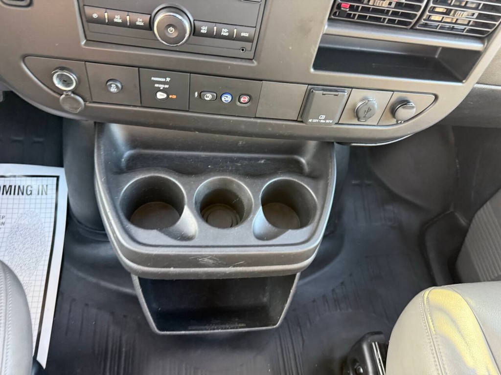 GMC Savana Cargo Van Vehicle Full-screen Gallery Image 24