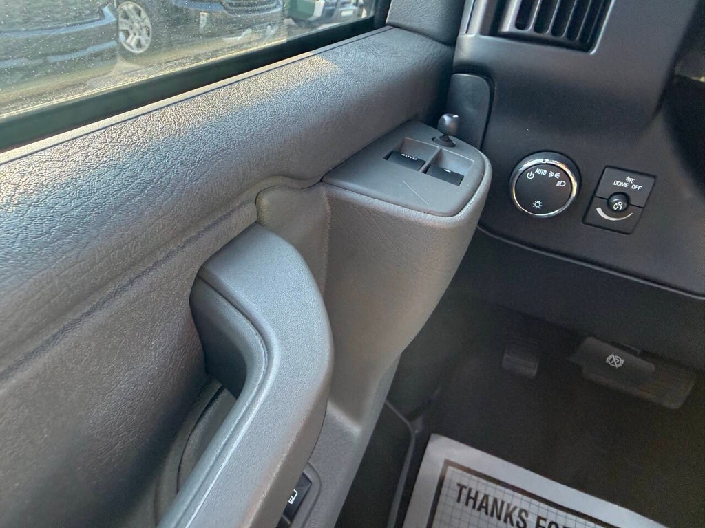 GMC Savana Cargo Van Vehicle Full-screen Gallery Image 25