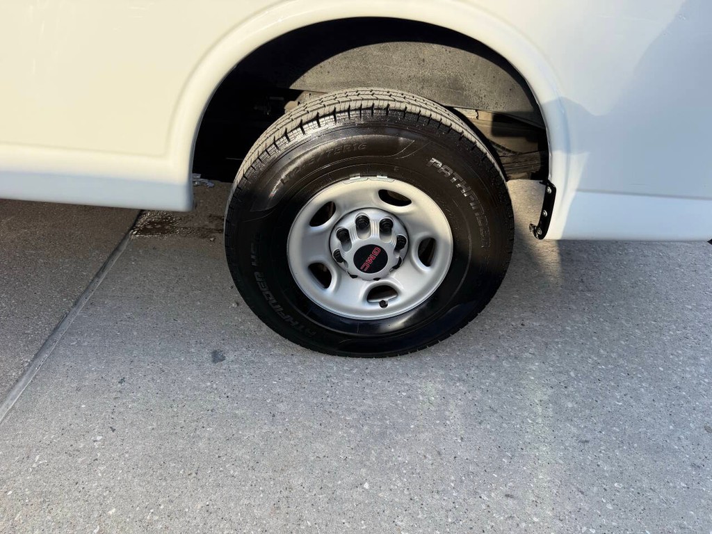 GMC Savana Cargo Van Vehicle Full-screen Gallery Image 30