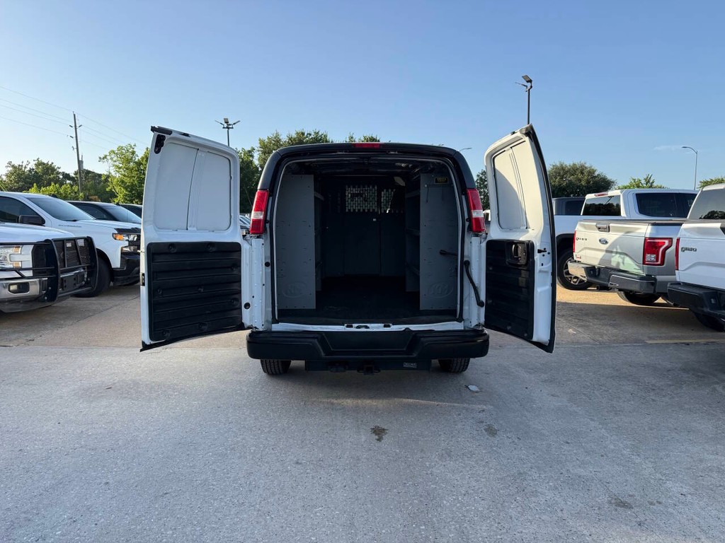 GMC Savana Cargo Van Vehicle Full-screen Gallery Image 33
