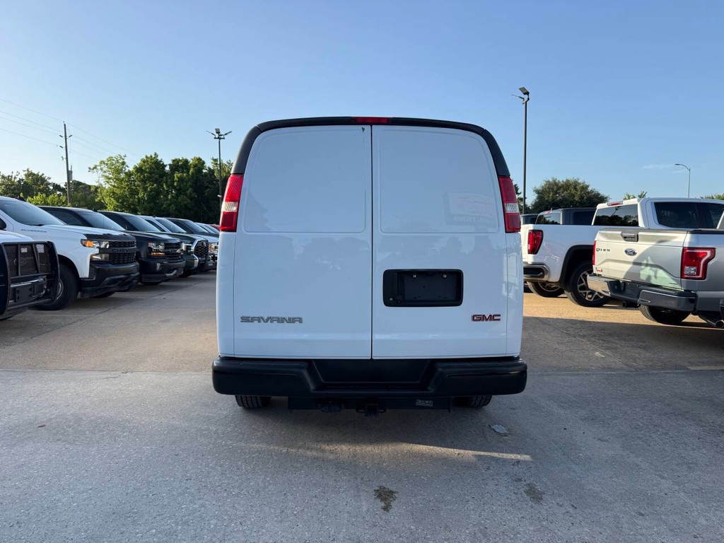GMC Savana Cargo Van Vehicle Full-screen Gallery Image 34