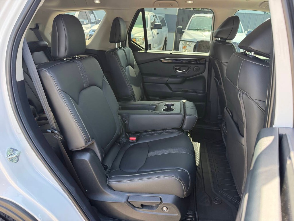 Honda Pilot Vehicle Full-screen Gallery Image 16