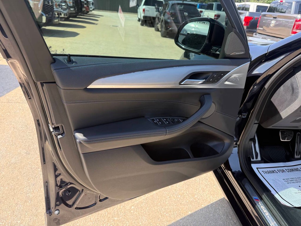 BMW X4 Vehicle Full-screen Gallery Image 08