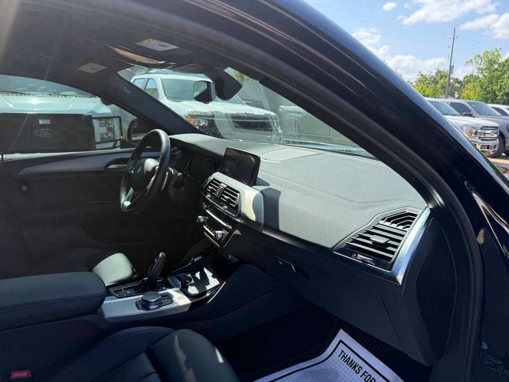 BMW X4 Vehicle Full-screen Gallery Image 09